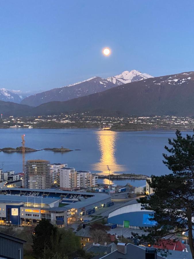 Great Place With View To The Mountains And Fjord 올레순 외부 사진