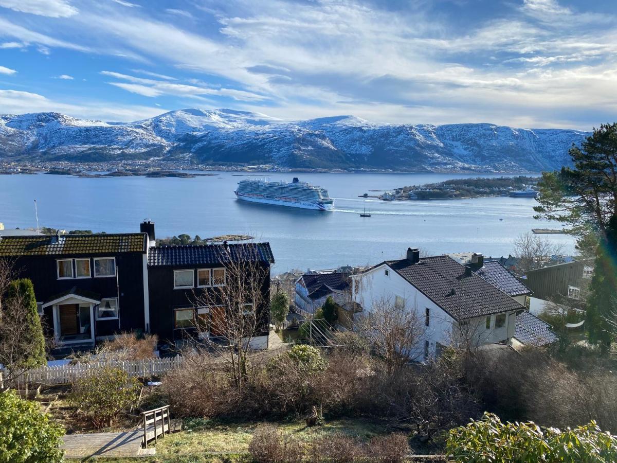 Great Place With View To The Mountains And Fjord 올레순 외부 사진