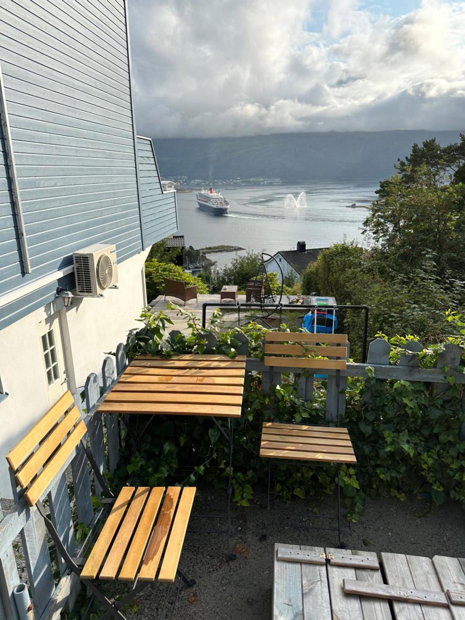 Great Place With View To The Mountains And Fjord 올레순 외부 사진