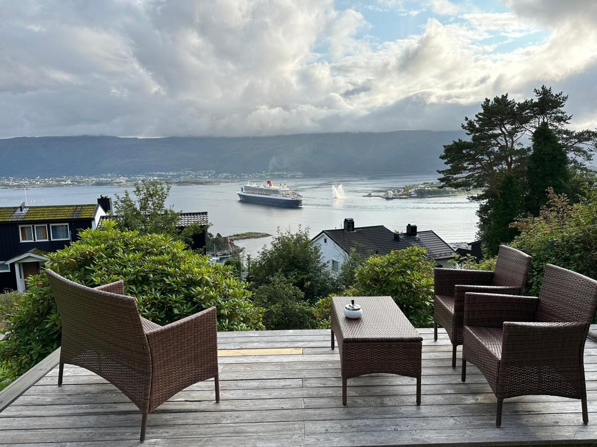 Great Place With View To The Mountains And Fjord 올레순 외부 사진
